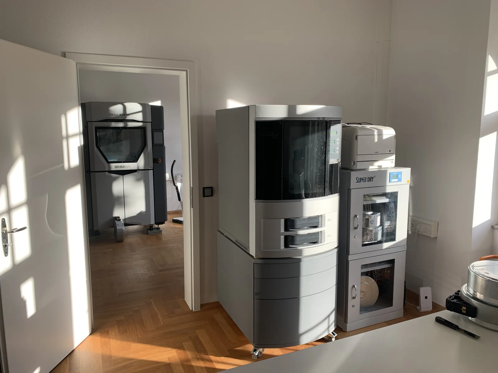Druckraum von novoprint3D: Stratasys Fortus 450mc, Dimension Elite und Trockenschrank für Filamentspulen